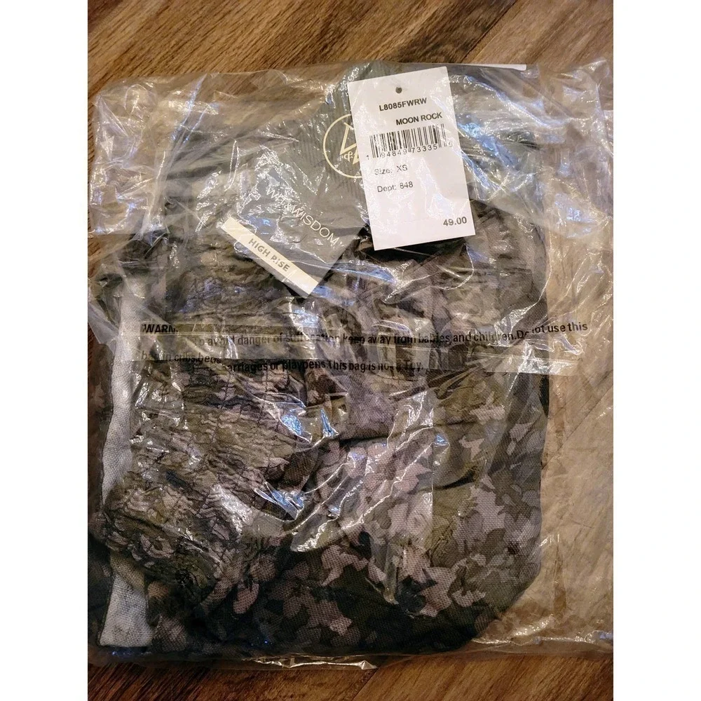 Wit & Wisdom Floral Camo High Rise Shorts Extra Small - Picture 7 of 8